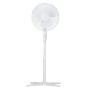 Weißer Standventilator, Ø 40 cm, mit drei Geschwindigkeitsstufen und verstellbarer Höhe.