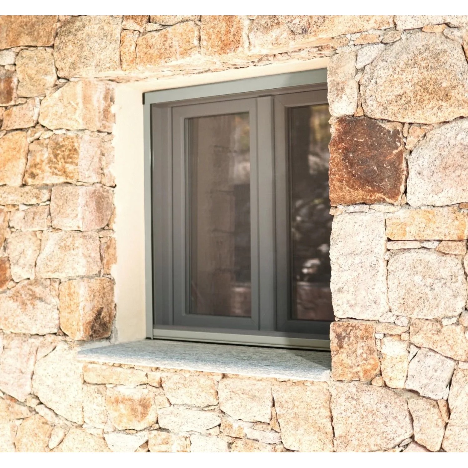 Graues Avosdim Insektenschutzrollo für Fenster in Steinwand, 125x220cm.