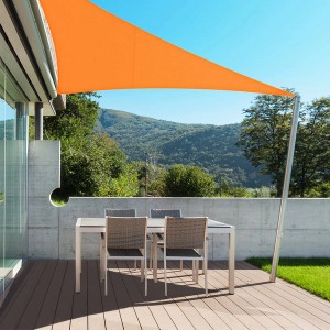 Orangefarbenes, dreieckiges Karat Sonnensegel über einer Terrasse mit Tisch und Stühlen.