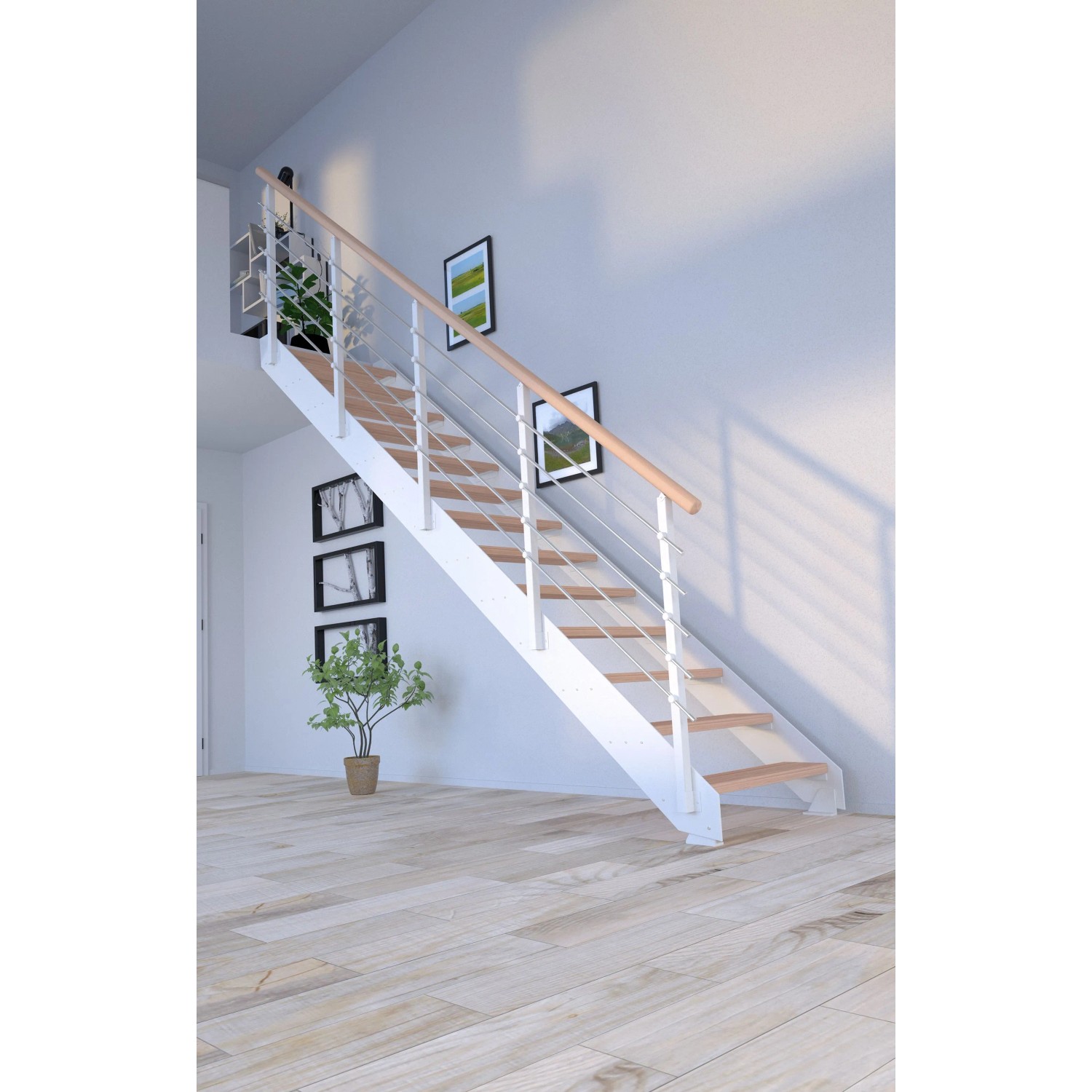 Moderne Treppe Kos mit 16 Buchenholzstufen, weißem Metallgeländer und hellem Holzhandlauf.