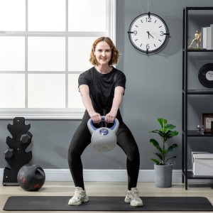 Frau trainiert mit SPORTNOW Kettlebell (12 kg, Kunststoff/Sand, blau) für Fitnessübungen.