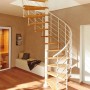 Weiße Dolle Spindeltreppe Oslo mit Buchenholzstufen in einem hellen Raum.