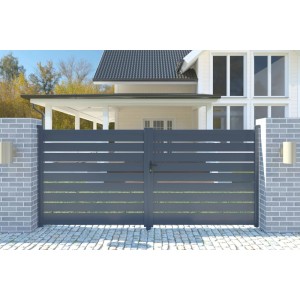 Graues Casanoov Flügeltor Vogel aus Aluminium mit zwei Pfosten vor einem Haus.