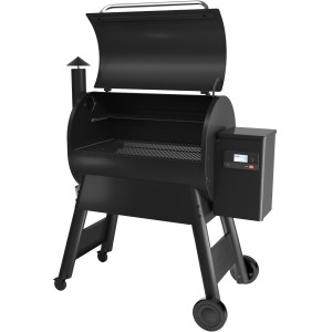Schwarzer Traeger Pro 780 Holzpelletgrill mit geöffnetem Deckel und digitalem Bedienfeld.
