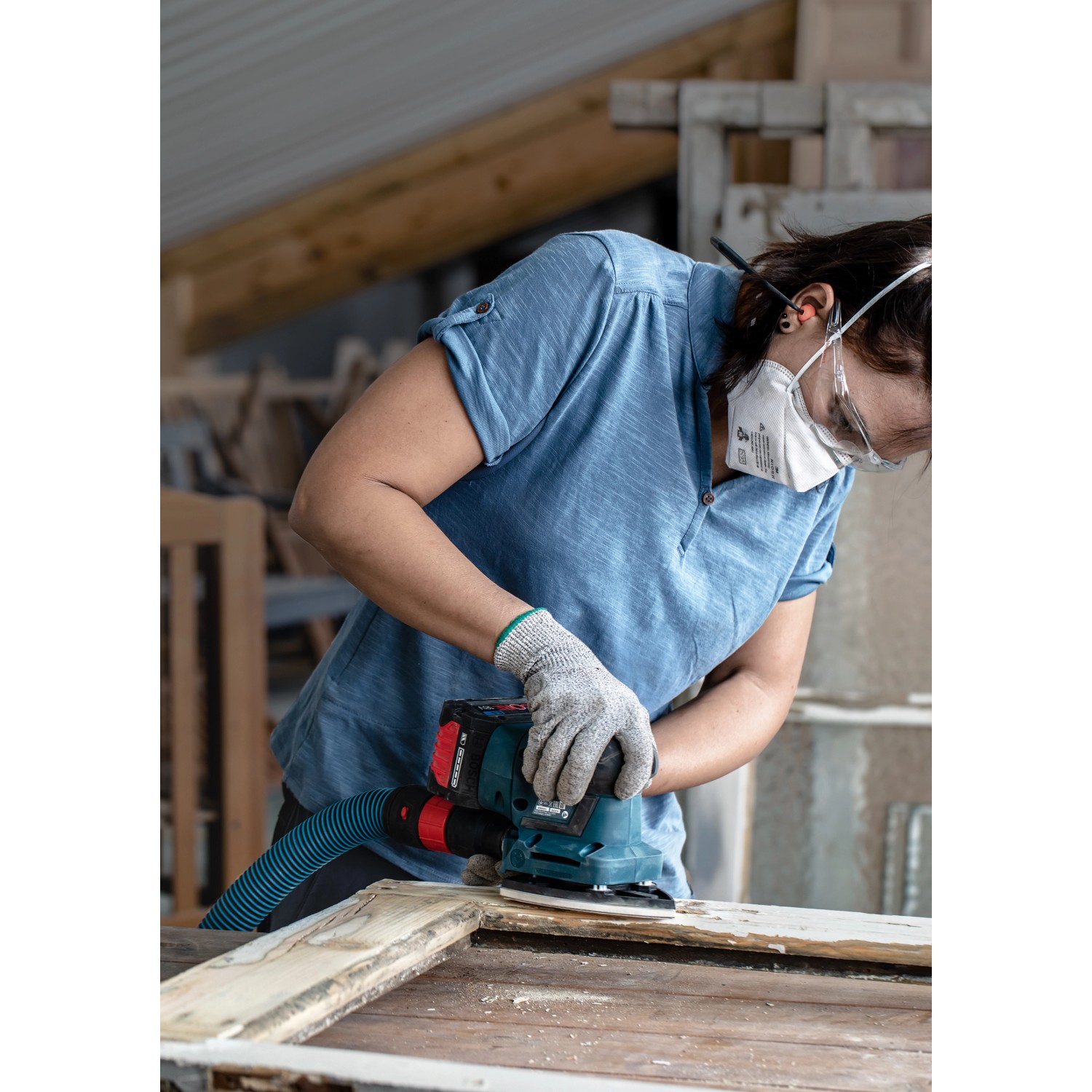 Anwender schleift Holz mit Bosch Expert Schwingschleifer und Schleifblatt C470 K240.