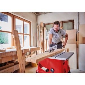 Mann sägt Holz mit der roten Einhell Tischkreissäge TC-TS 254 eco in Werkstatt.