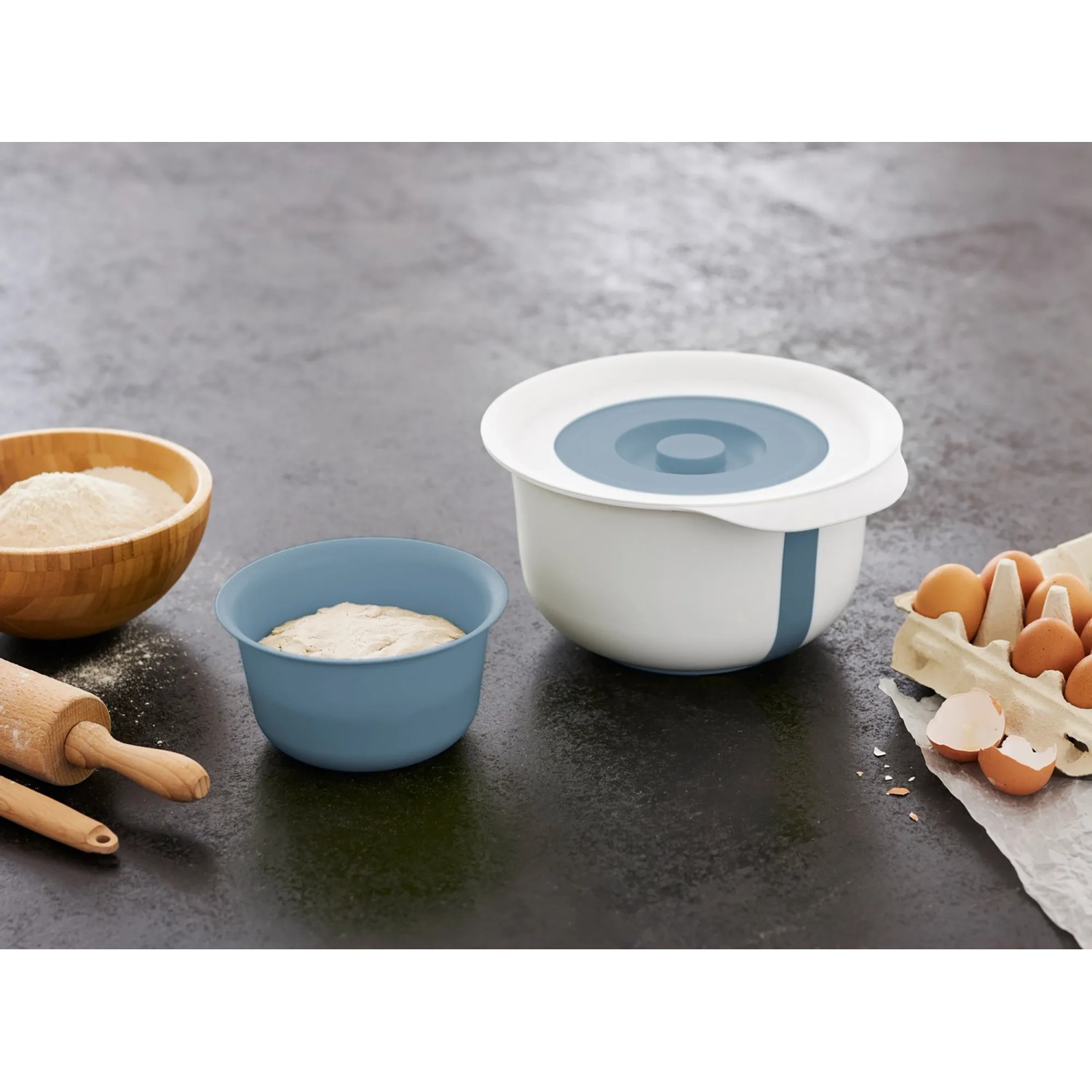 Rotho Backschüssel-Set Fresh Horizontblau, 2-teilig mit Schüsseln und Deckel.