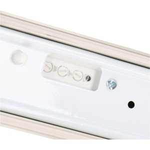 Detailaufnahme der Einstellmöglichkeiten der grauen LED-Feuchtraumleuchte mit Sensor.