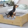 Hund sitzt im hellen Kiefernholz Tierbett 60x40 cm mit Rollrost, Teil der Kategorie Hundesofa.