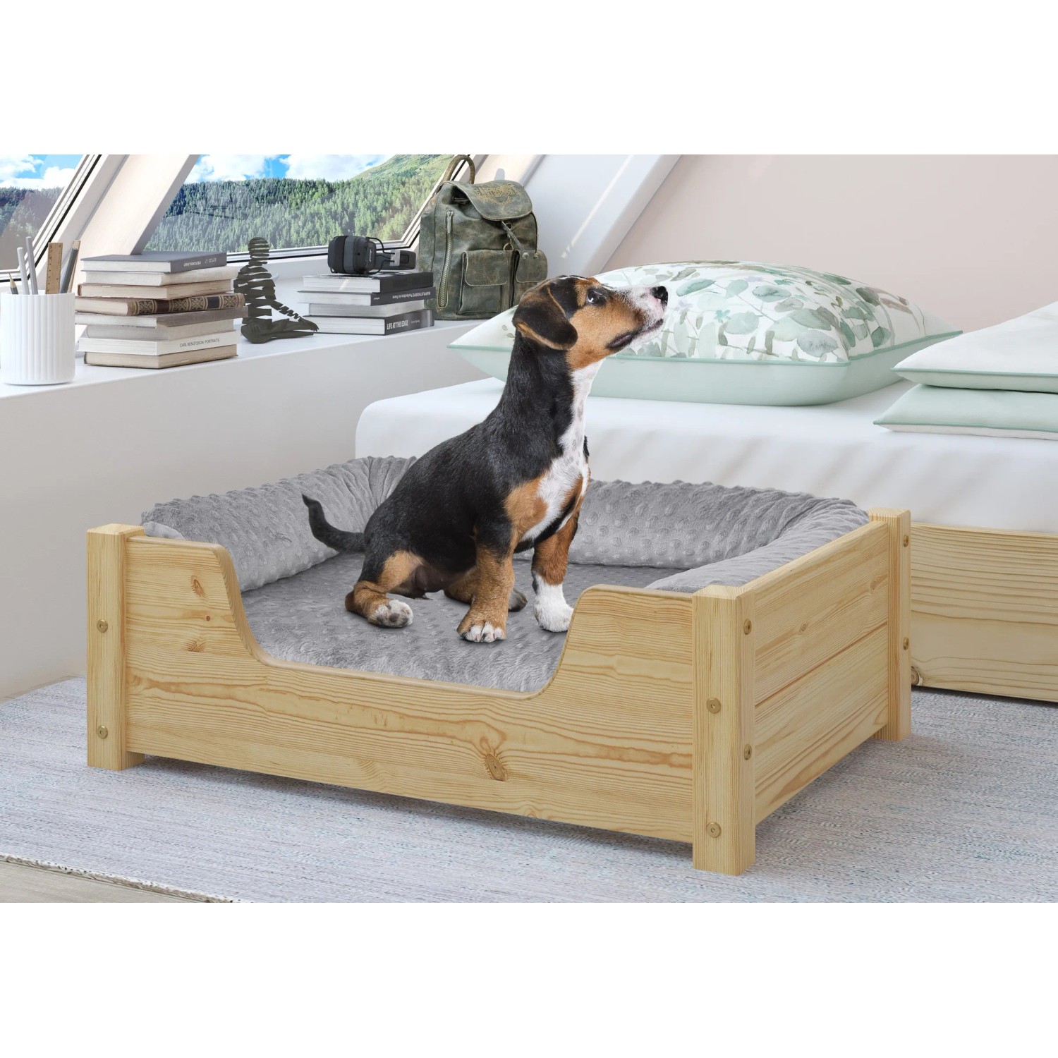 Hund sitzt im hellen Kiefernholz Tierbett 60x40 cm mit Rollrost, Teil der Kategorie Hundesofa.
