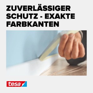 tesa Malerband Classic: Hand klebt Abklebeband an Wand für saubere Farbkanten und Schutz beim Streichen im Innenbereich.