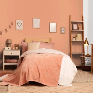 Schlafzimmer mit Wänden in Tadessi Wandfarbe Magenta Matt. Warmer Farbton für gemütliche Innenräume.