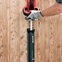 Einhell Akku-Heckenschere GC-CH 1855/1 Li Kit mit Messerschutz und Hand. Rot-schwarze Akku Heckenschere.