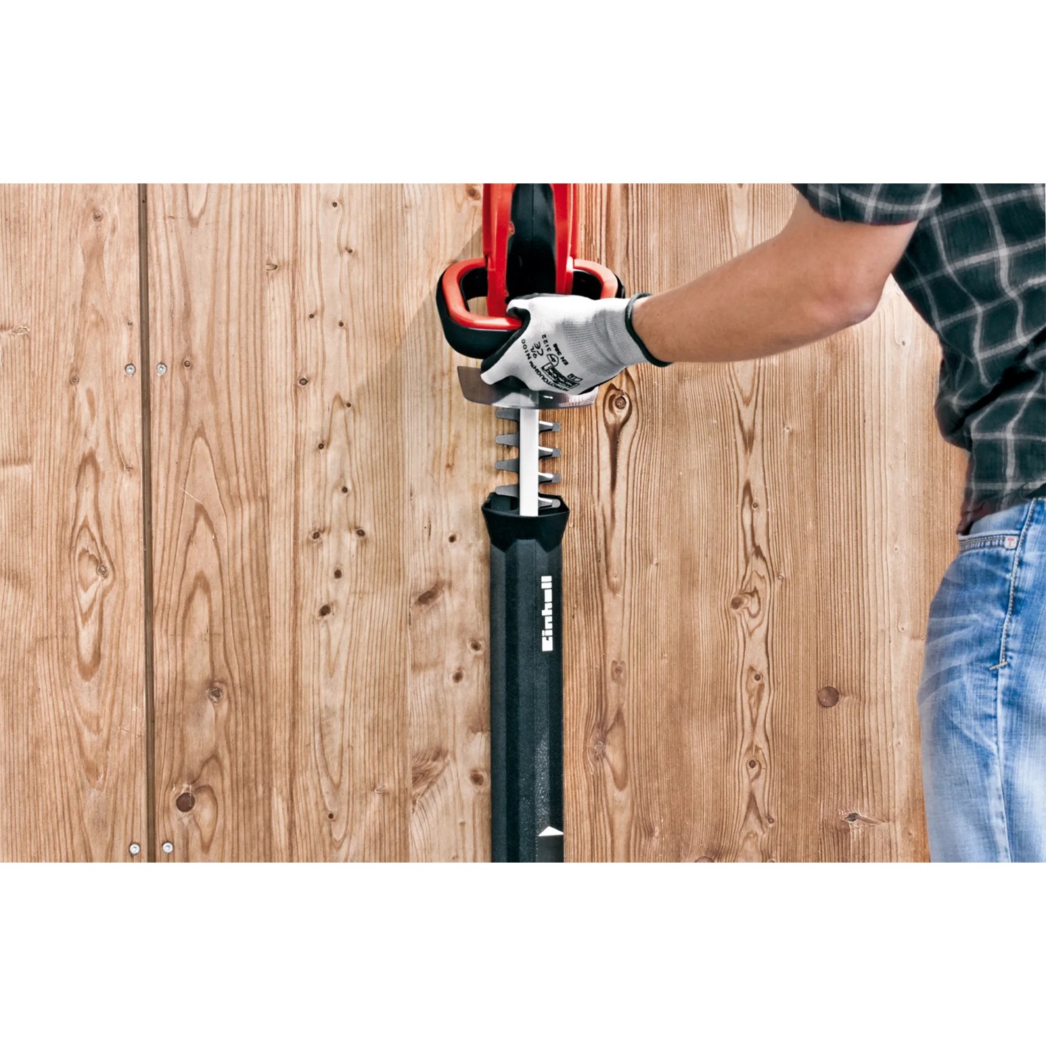 Einhell Akku-Heckenschere GC-CH 1855/1 Li Kit mit Messerschutz und Hand. Rot-schwarze Akku Heckenschere.