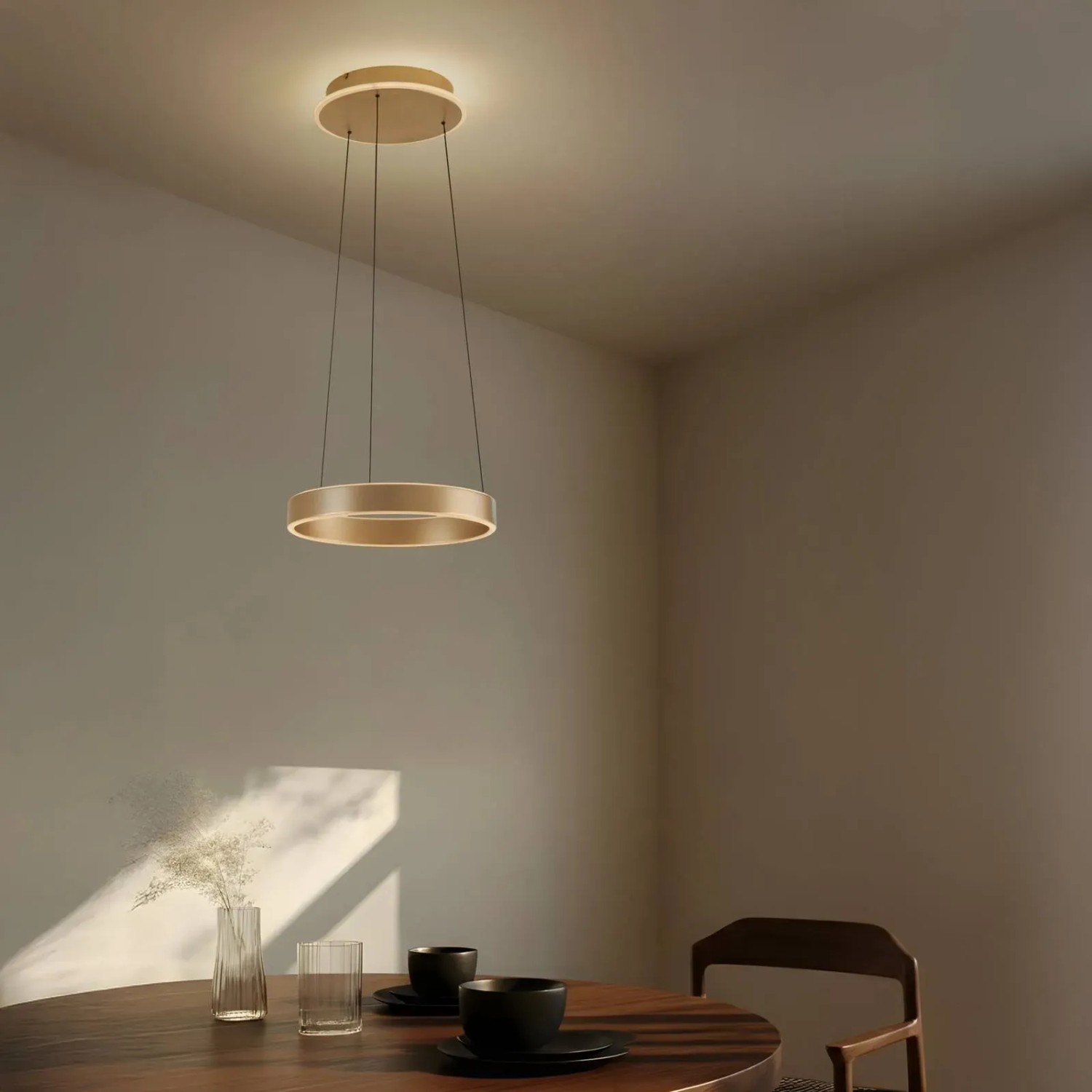 Moderne Lucande LED-Pendelleuchte Tindra in Gold/Messing, 40 cm Durchmesser, für Wohnzimmer.