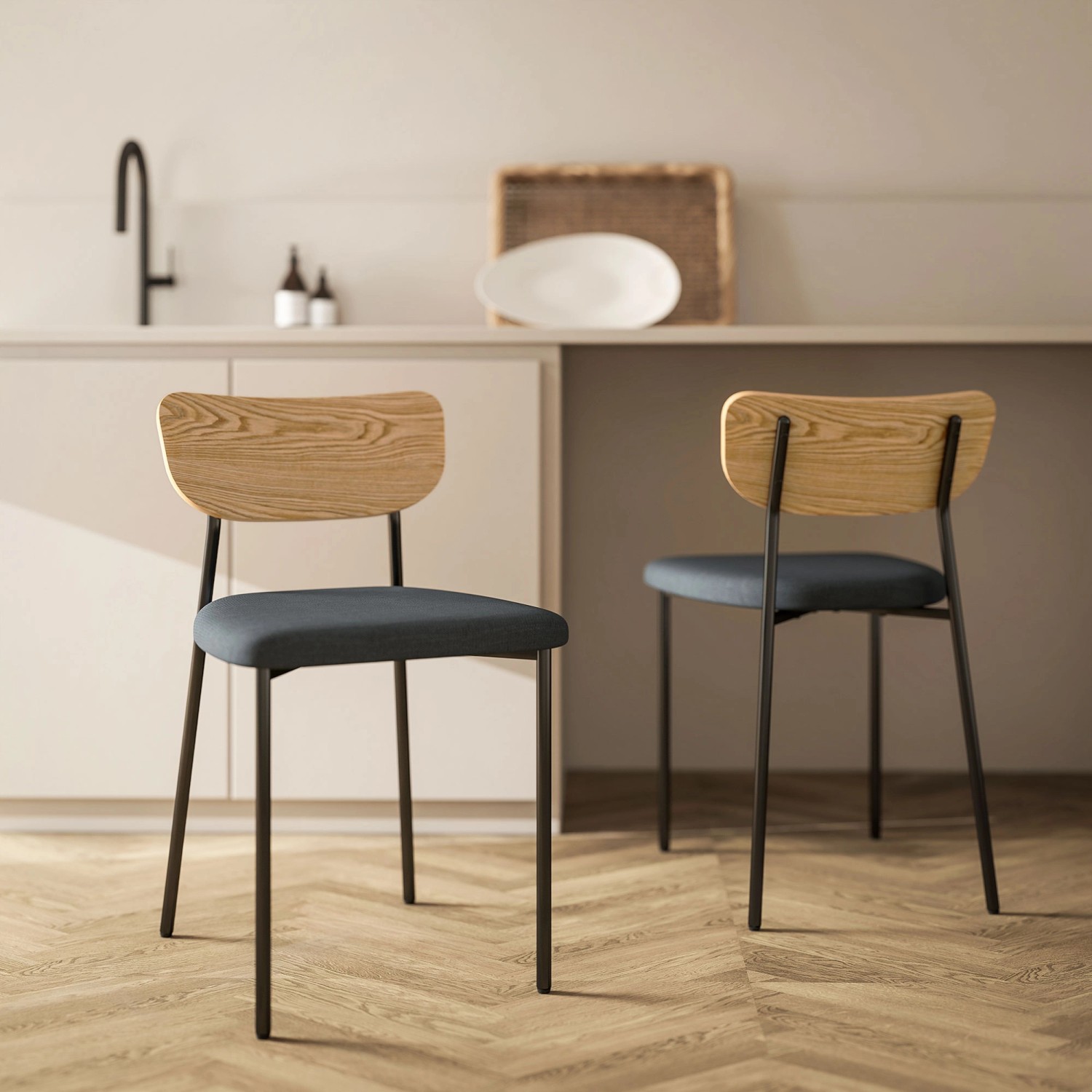 2er Set Esszimmerstühle, grau mit Naturholz-Rückenlehne und schwarzen Metallbeinen.