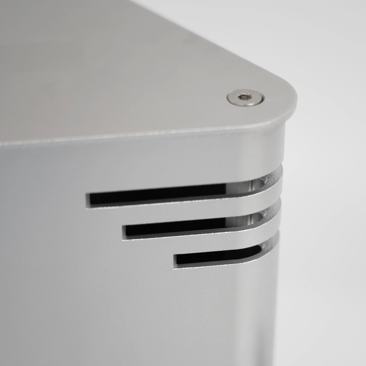 Detailaufnahme: Silberner Vasner HeatTower Mini Infrarot-Heizstrahler mit Lüftungsschlitzen.