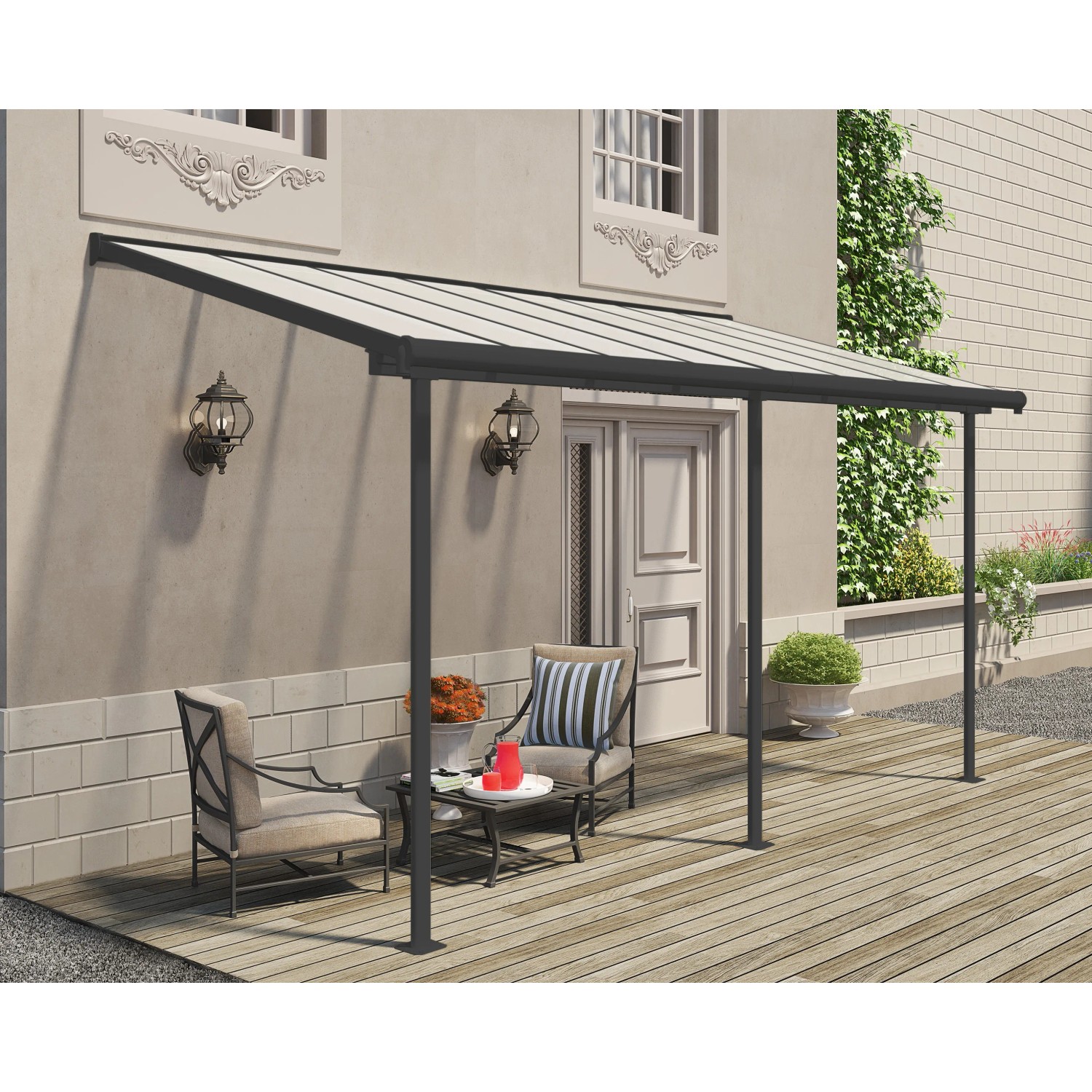 Graues Palram Terrassendach Sierra 447x230 cm mit Sitzgruppe auf Holzterrasse.