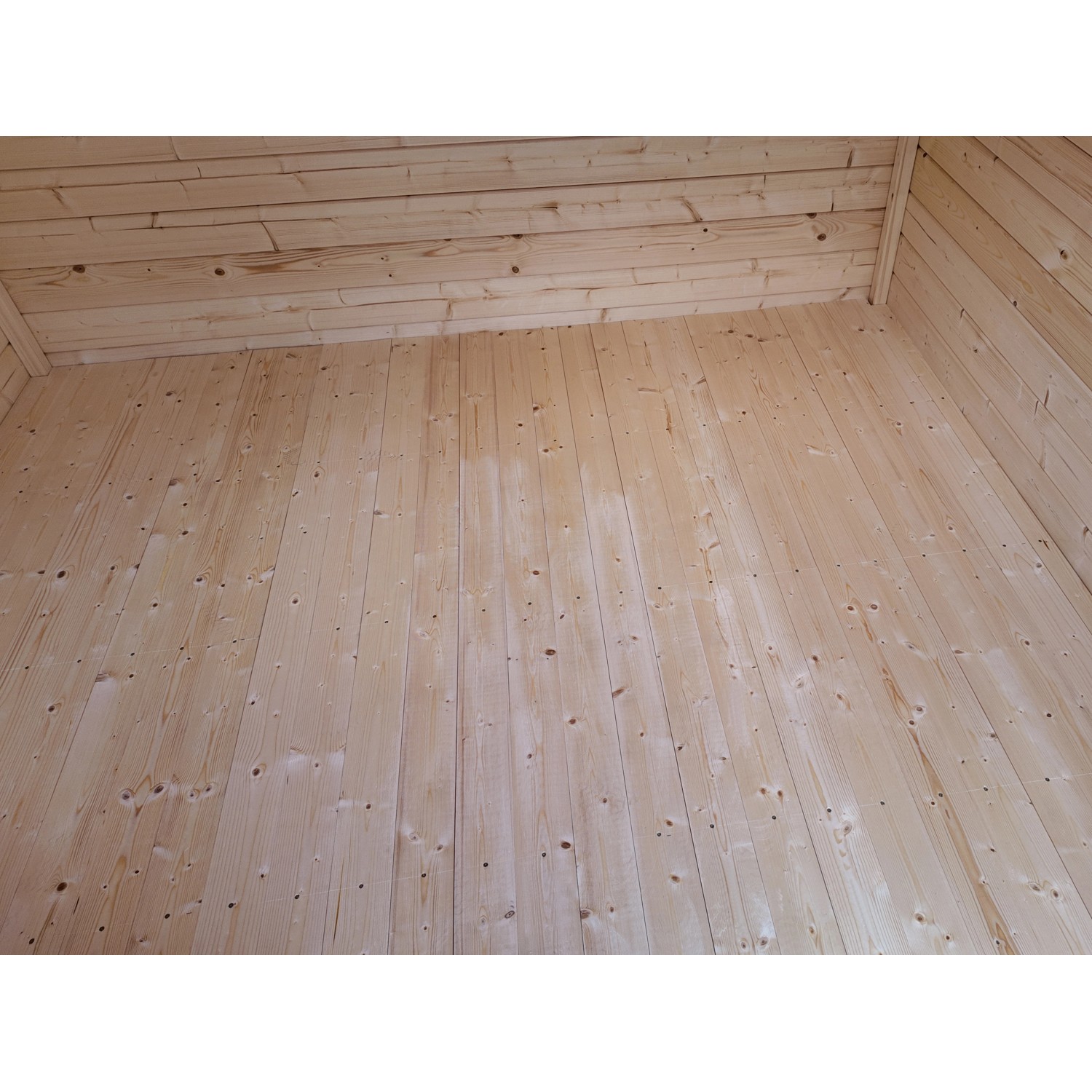 Innenansicht weka Holz-Gartenhaus Taro B: Holzwände und -boden aus Fichtenholz.