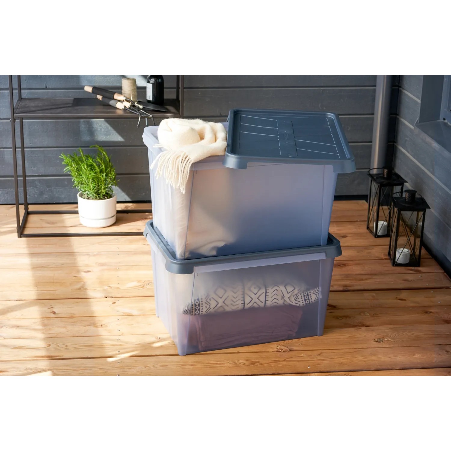 Zwei SmartStore Dry 45 Aufbewahrungsboxen, wasserdicht und stapelbar, für Keller und Garten.