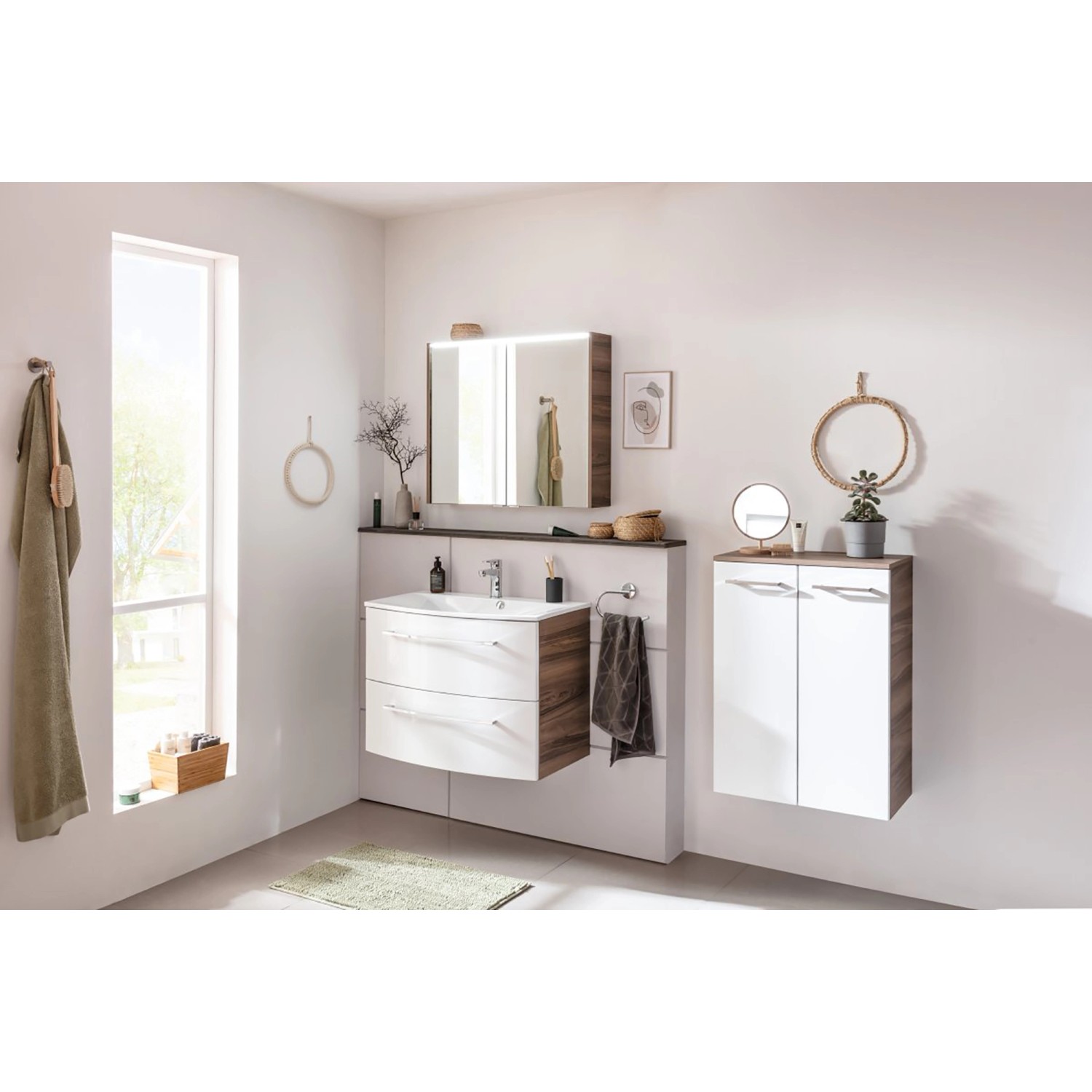 Fackelmann LED-Spiegelschrank Verona, 80 cm, Nussbaum, mit zwei Türen in einem Badezimmer.