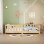 Kinderbett aus hellem Kiefernholz 70x140 cm mit Matratze und Rausfallschutz in Kinderzimmer-Umgebung.