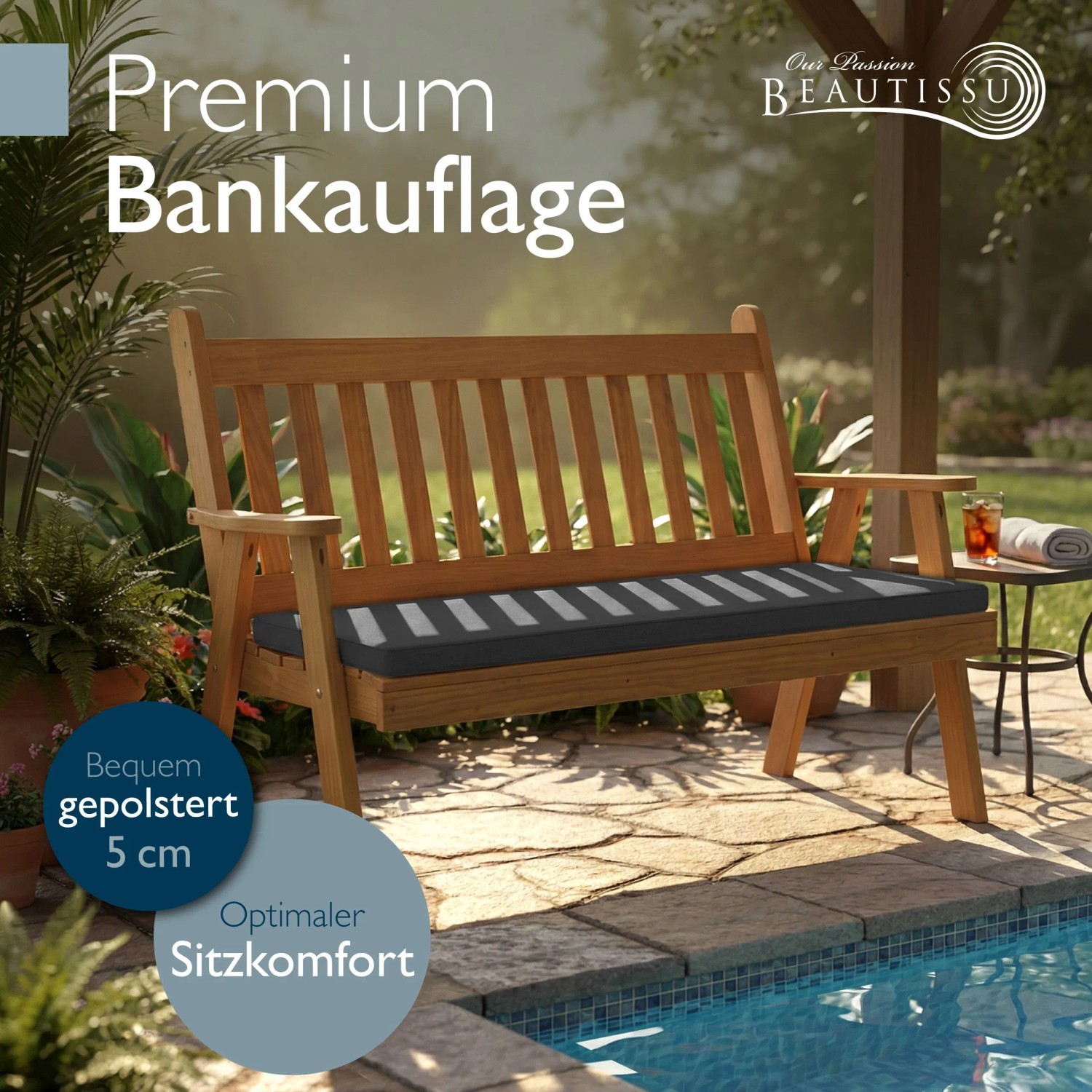 Anthrazit Beautissu Outdoor Bankauflage 5cm dick auf Holzbank im Garten am Pool. Komfortables Sitzkissen.