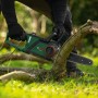Bosch Akku-Kettensäge PKE18V-30-28 Solo im Einsatz beim Sägen eines Astes.