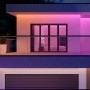 Philips Hue Outdoor Lightstrip Flux am Haus mit Farbverlauf in Pink und Orange.