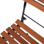 Detailansicht Gartenmöbel-Set Wien: Teakholz-Tisch mit schwarzem Metallgestell.