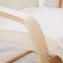 Detailansicht: Beiger Relaxsessel mit Holzrahmen und Baumwollbezug.