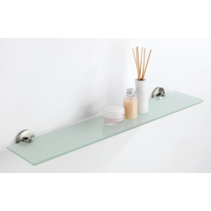 Wenko Glasablage Cuba, matt, 60cm, mit Bad-Accessoires an weißer Wand.