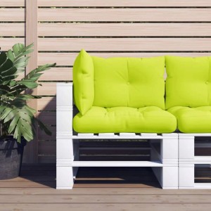 Hellgrüne 3-tlg. Palettenkissen aus Stoff auf weißem Palettensofa im Garten. Bequeme Sitzkissen & Gartenstuhlauflagen.