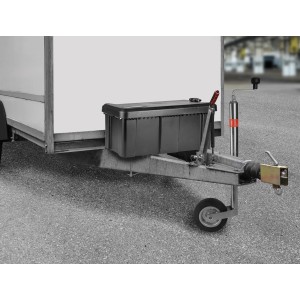 LAS Anhänger-Deichselbox Blackit 1 am Autoanhänger montiert. Zubehör zur Aufbewahrung von Werkzeug.