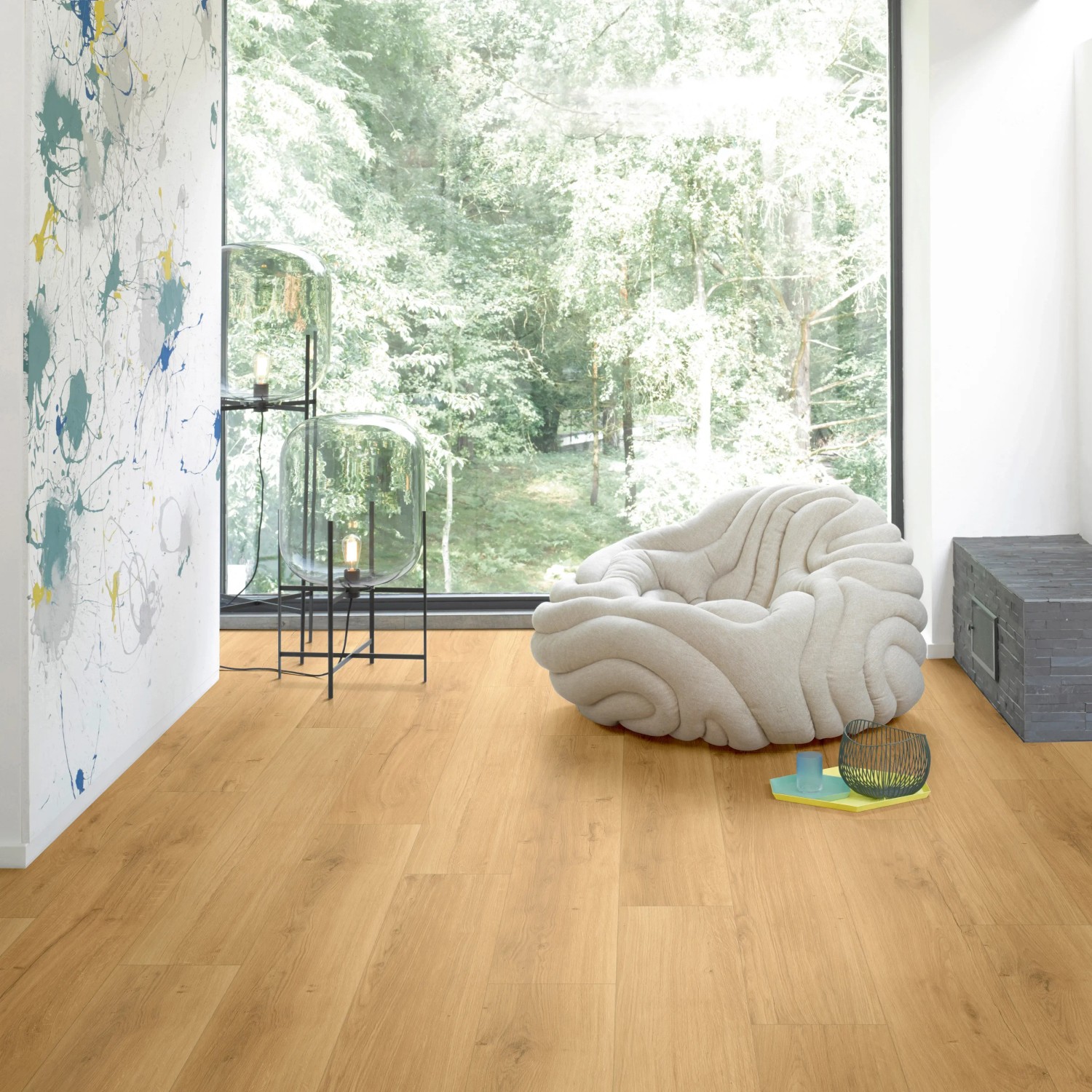 Parador Designboden Modular One Eiche Spirit Natur im Wohnraum mit Sessel und Fenster.