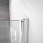 Detailaufnahme: AICA Falttür Dusche mit Chromrahmen und Klarglas, Eckeinstieg.