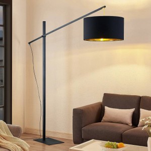 Moderne Arcchio Bogenlampe Mossa, schwarz, mit goldenem Lampenschirm für Wohnzimmer.