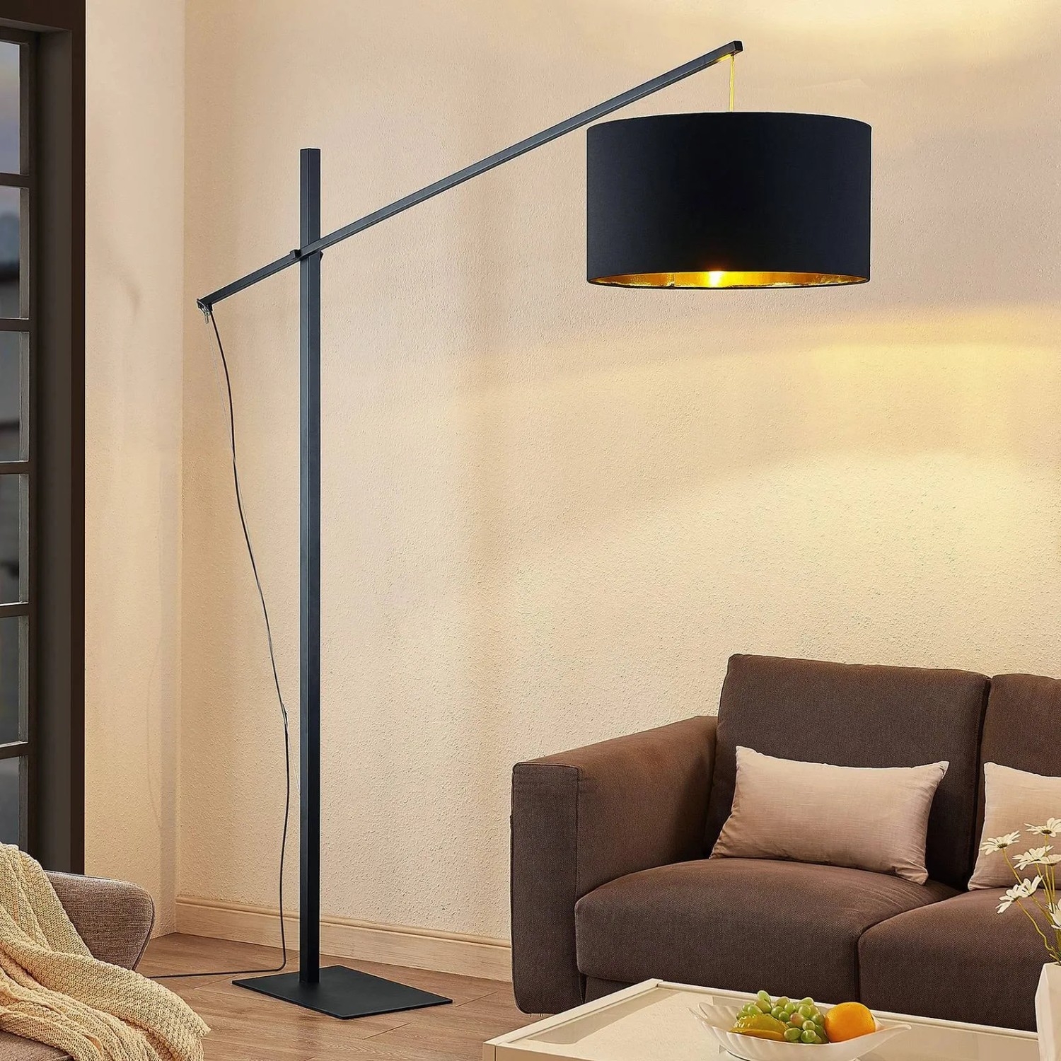 Moderne Arcchio Bogenlampe Mossa, schwarz, mit goldenem Lampenschirm für Wohnzimmer.