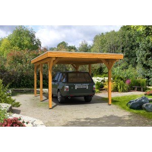 Skan Holz Carport Spessart, Eiche hell, mit Auto. Einzelcarport aus Holz mit Flachdach und sechs Pfosten.