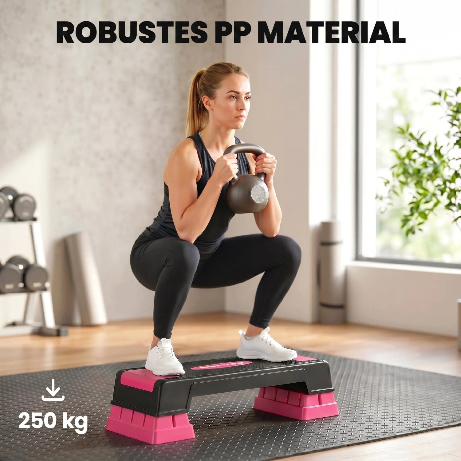 Frau macht Kniebeugen auf schwarzem, rosa Aerobic Stepper. Höhenverstellbarer Fitness Stepper mit rutschfester Oberfläche für Sport & Training.