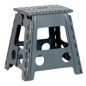 Zusammengeklappter, anthrazitfarbener Zeller Klapphocker aus Kunststoff mit weißen Punkten.