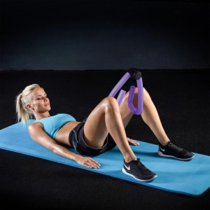 Frau trainiert mit lila Relaxdays Oberschenkeltrainer auf einer blauen Sportmatte.