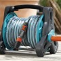 Gardena Classic Schlauchtrommel 10 m mit Gartenschlauch und Spritze, aufgerollt.