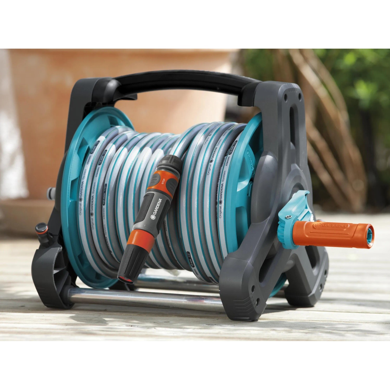 Gardena Classic Schlauchtrommel 10 m mit Gartenschlauch und Spritze, aufgerollt.