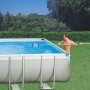 Mann reinigt Pool mit Intex Reinigungs-Set Venturi, bestehend aus Kescher und Teleskopstange.