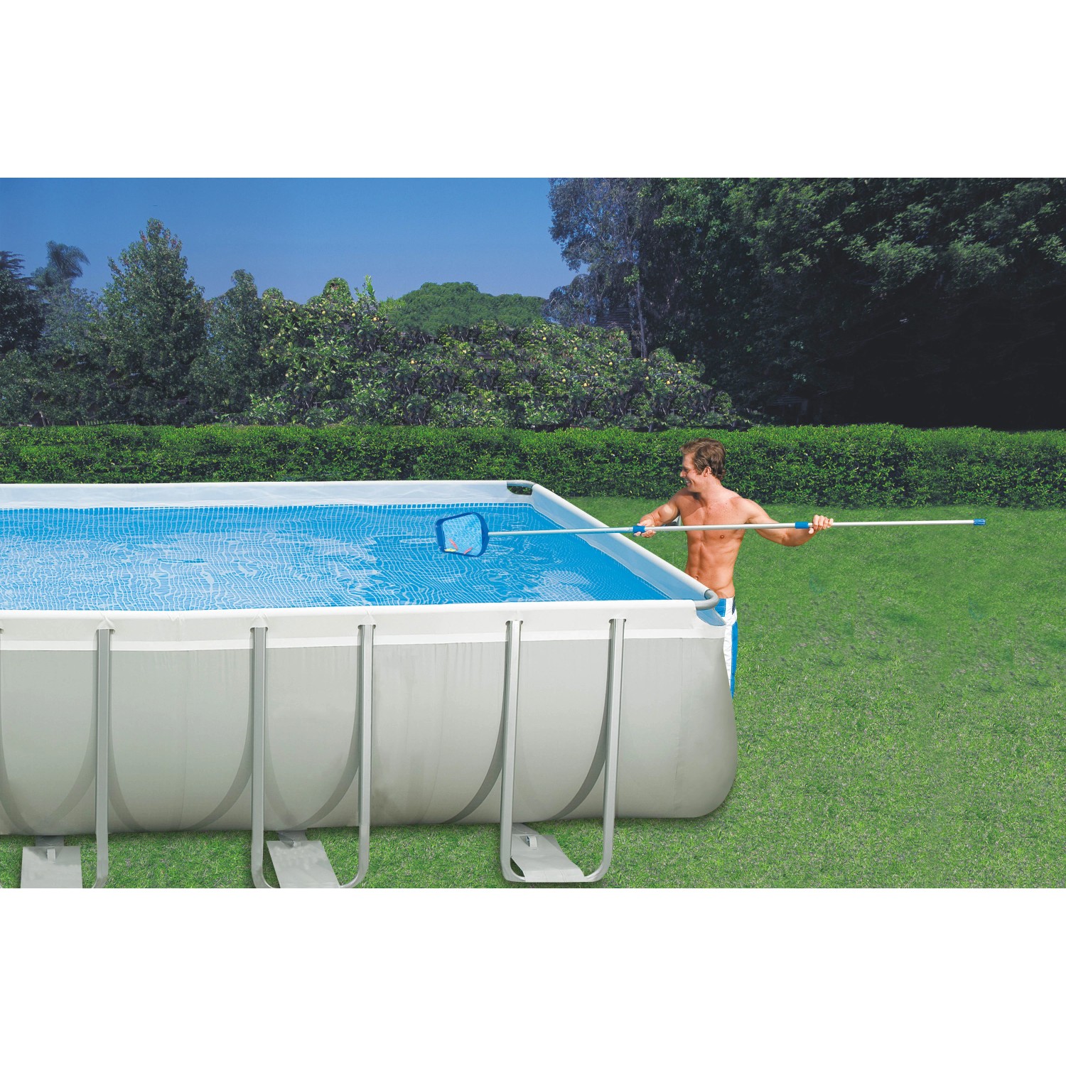 Mann reinigt Pool mit Intex Reinigungs-Set Venturi, bestehend aus Kescher und Teleskopstange.
