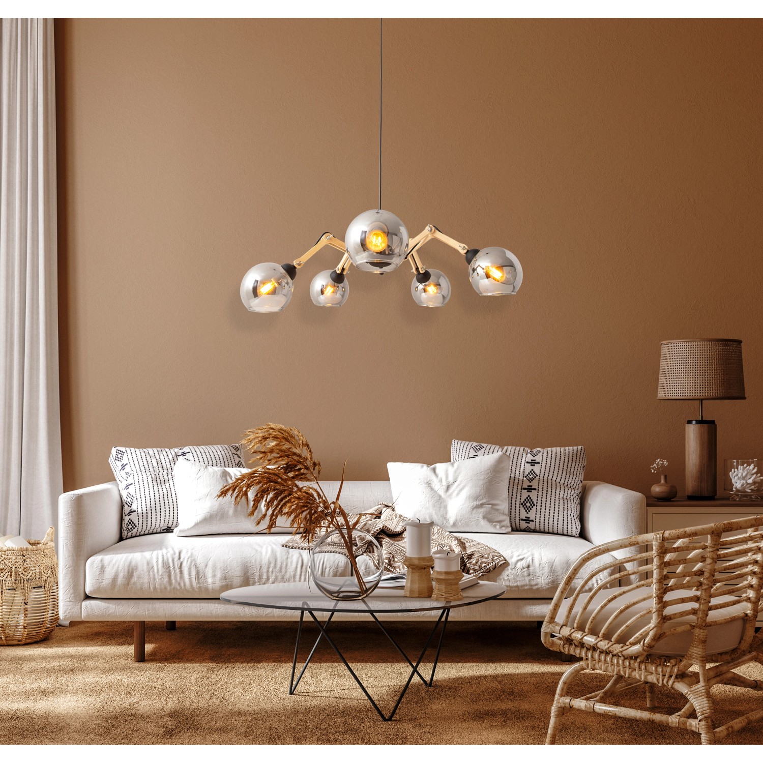 Schwarze 5-flammige Glas-Pendelleuchte Soito von Näve im Wohnzimmer.