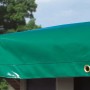 Karibu Winterabdeckplane Modell 4, grün, Detailansicht der Ösen und des Materials.