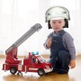 Kind mit gelbem Feuerwehrhelm und klappbarem Visier spielt mit rotem Feuerwehrauto.