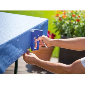 LUX Handtacker Classic im Einsatz: Blaue Tischdecke wird mit dem Tacker befestigt.